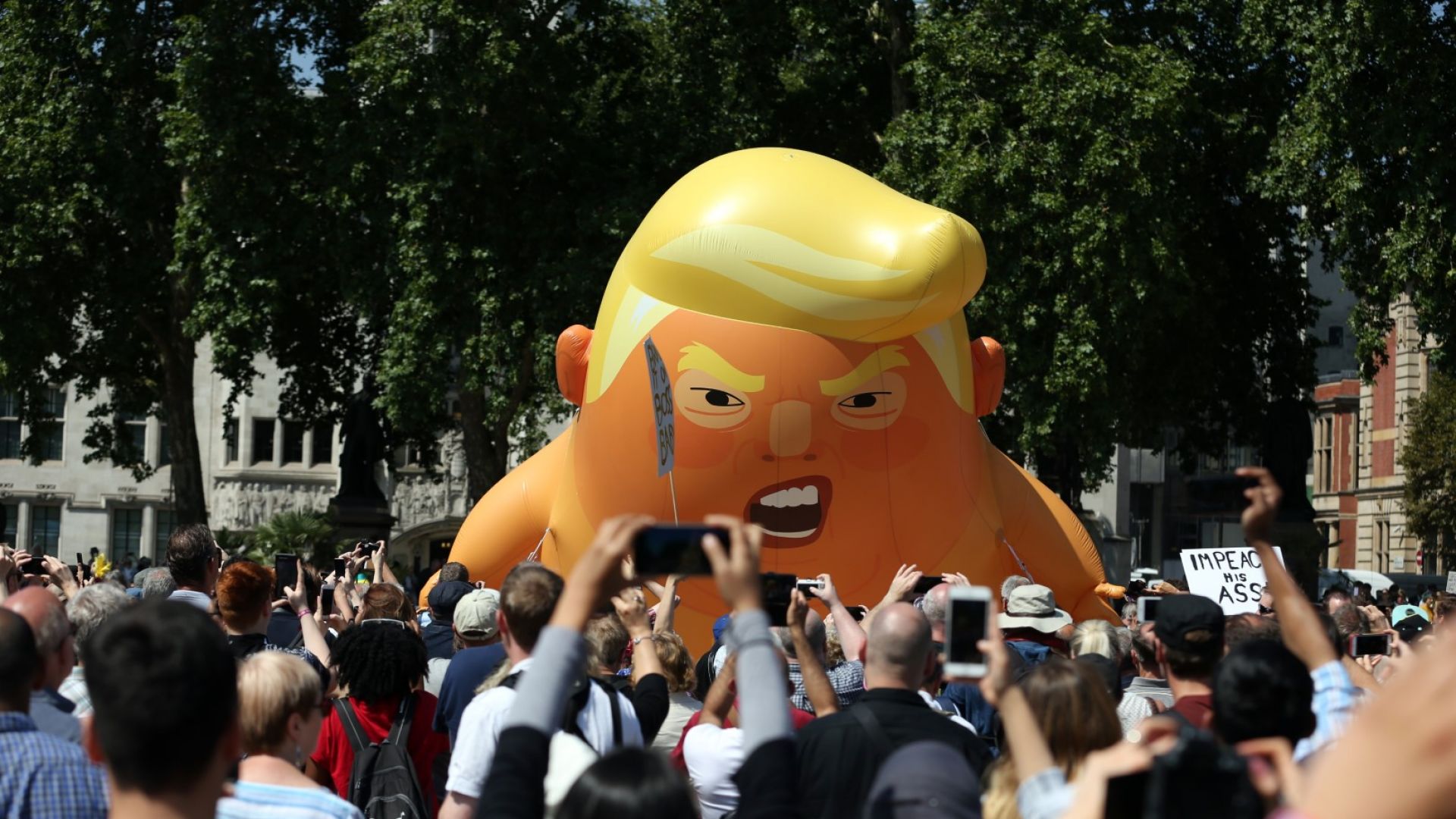 Протестиращи в Лондон издигнаха във въздуха огромно надуваемо "бебе Тръмп" (снимки)
