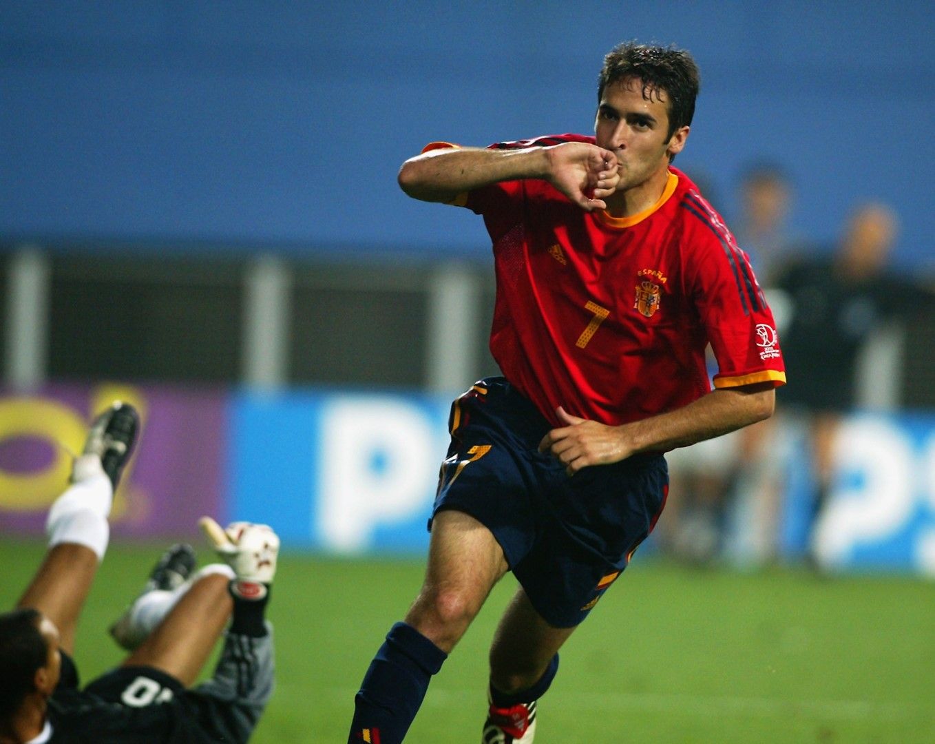 Раул Гонсалес - митичният нападател на "Реал" и Испания, записа 102 мача за родината. Игра на три Мондиала, но никога не мина четвъртфиналите. След неговото излизане от тима започна "златната ера".