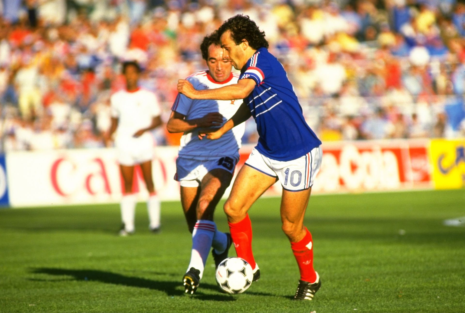 Един от гигантите на 80-те, а и въобще в историята на играта - Мишел Платини. Герой от Евро 1984, но на първенствата през 1982 и 1986 г. не успява, отпадайки два пъти на полуфинал.