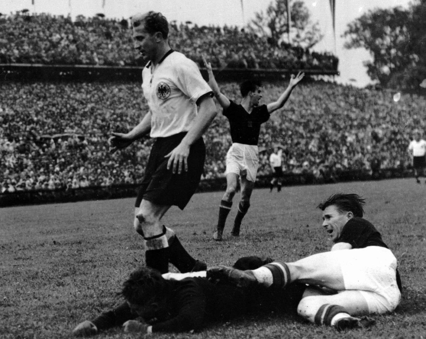 Ференц Пушкаш (на земята) вкара гол, но Унгария изненадващо загуби финала от ФРГ през 1954-а и един от най-изумителните отбори в историята не взе Световна титла.