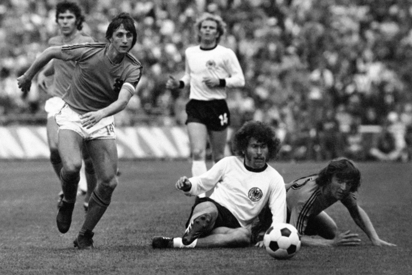 Йохан Кройф лети край Паул Брайтнер по време на финала от 1974 г. Но Холандия падна с 1:2 от ФРГ и Кройф остана без купата на Световен шампион. 4 г. по-късно той не игра на шампионата в Аржентина.
