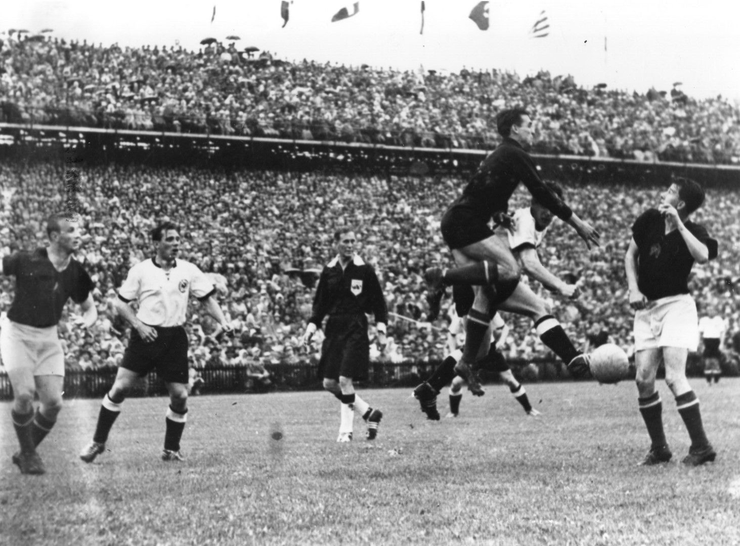 1954 г, Берн. Западна Германия сензационно обръща Унгария от 0:2 до 3:2, въпреки че съперникът е фаворит и най-силен отбор в света.
