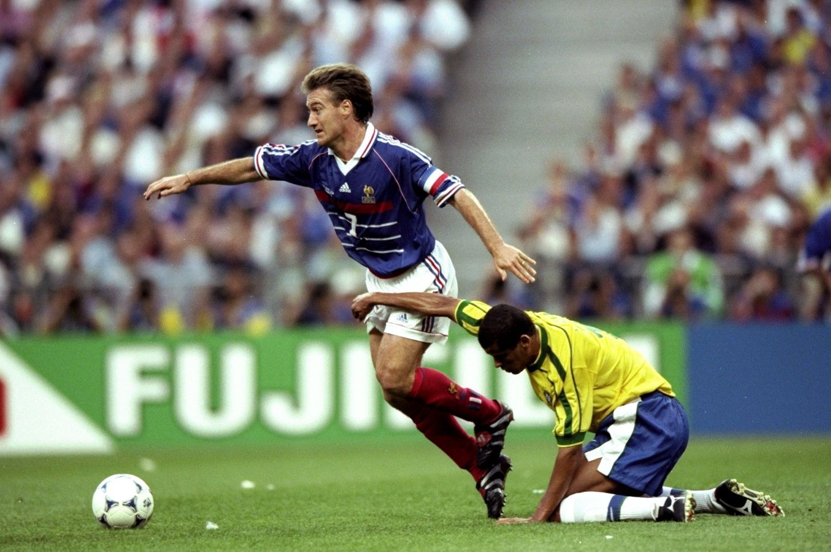 Дидие Дешан, днес селекционер на Франция, подема поредната френска атака във финала - 3:0 за "петлите".