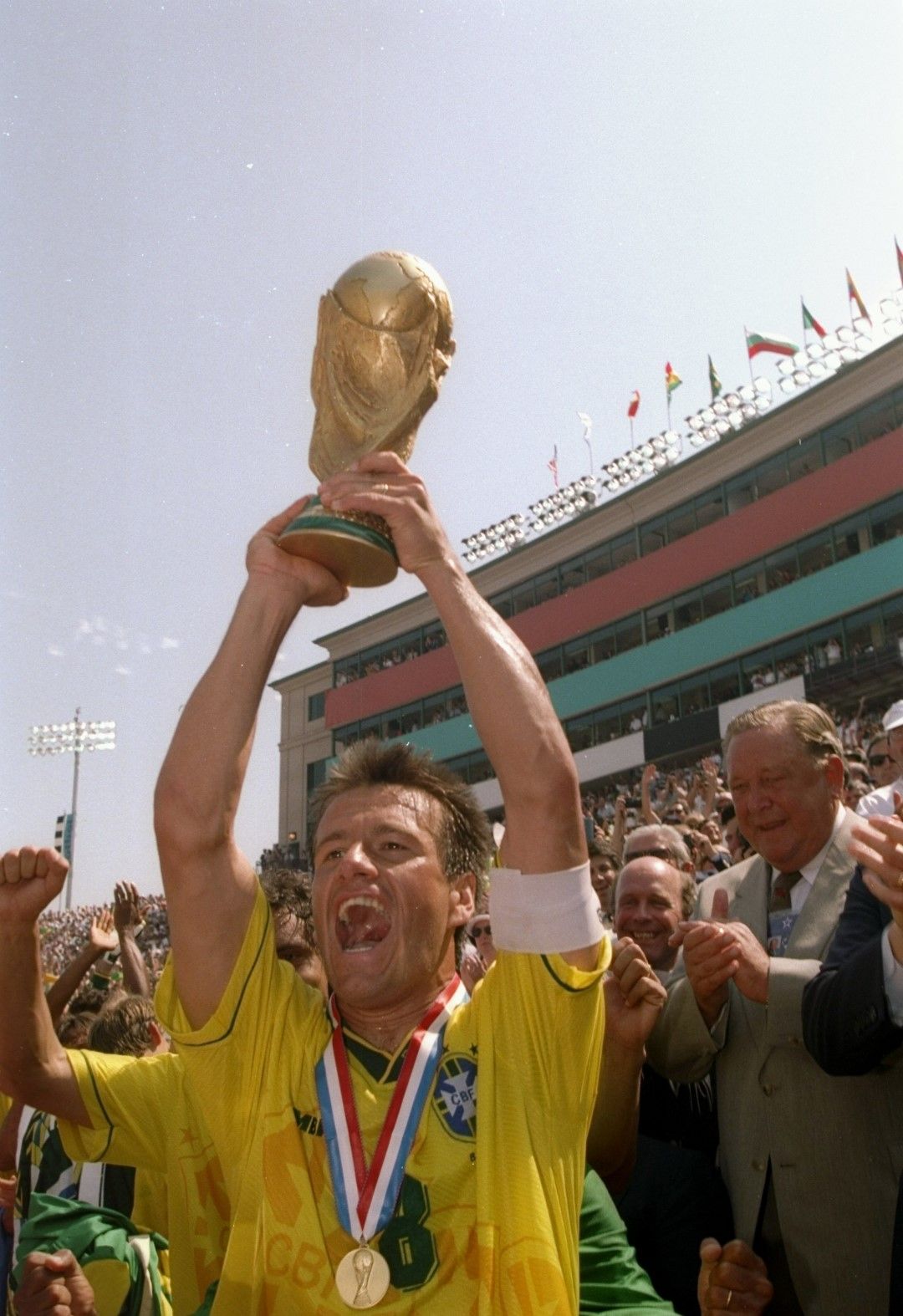 Капитанът на Бразилия Дунга с купата от САЩ 94.