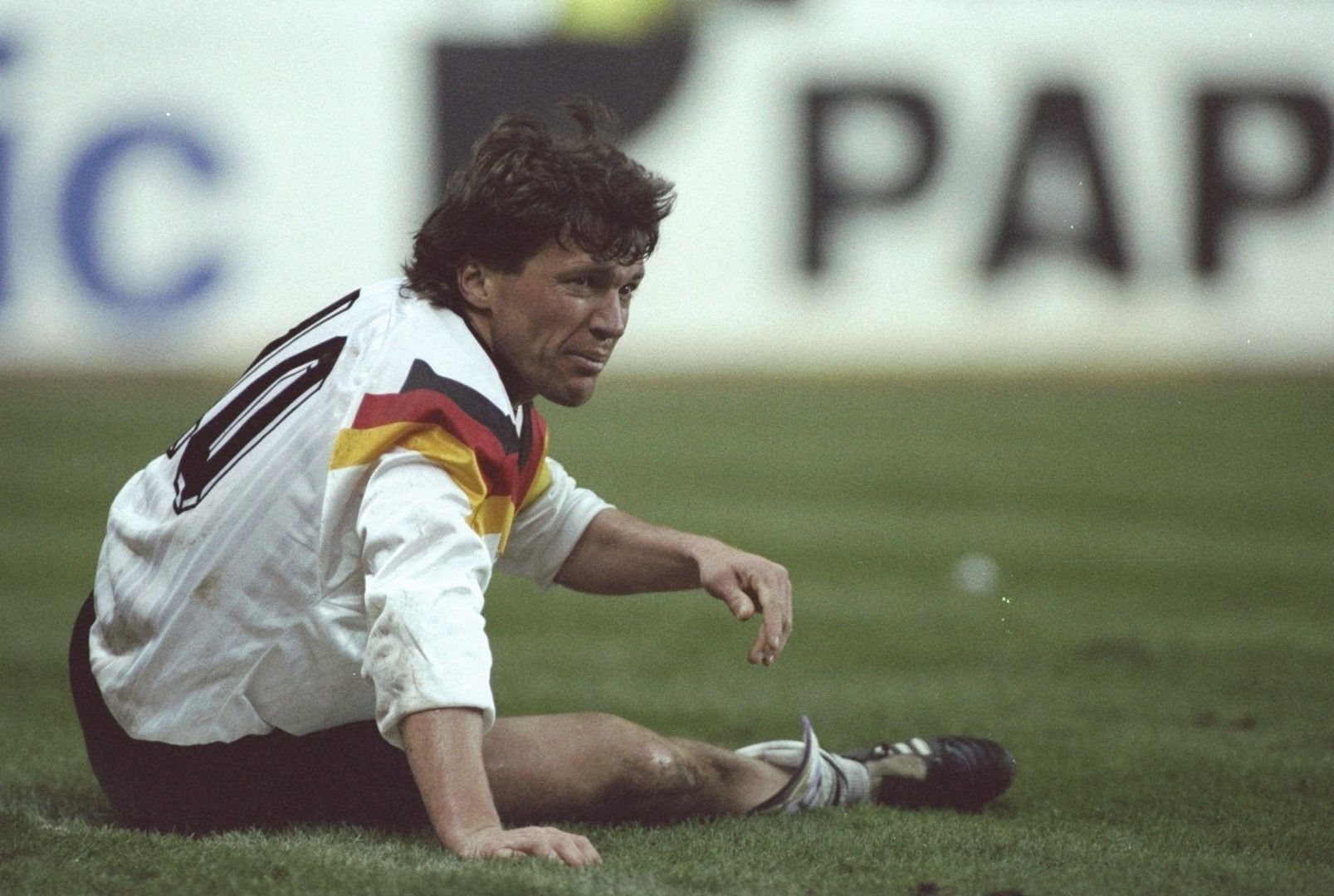 1990 г., Рим. Лотар Матеус за пореден път е фаулиран от аржентинец, но събира сили да вдигне купата след 1:0 на финала.