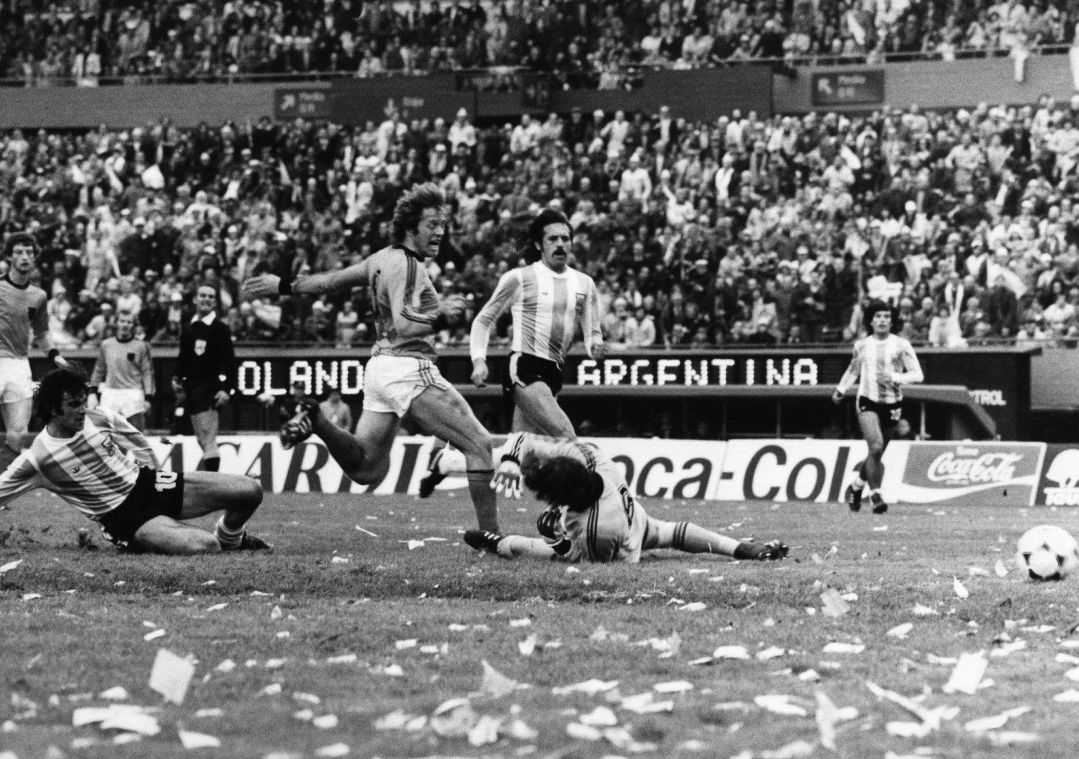 1978 г., стадион "Ел Монументал", Буенос Айрес. Аржентина и Холандия са на финала, а Марио Кемпес, паднал на земята бележи втория гол в продълженията за крайното 3:1.