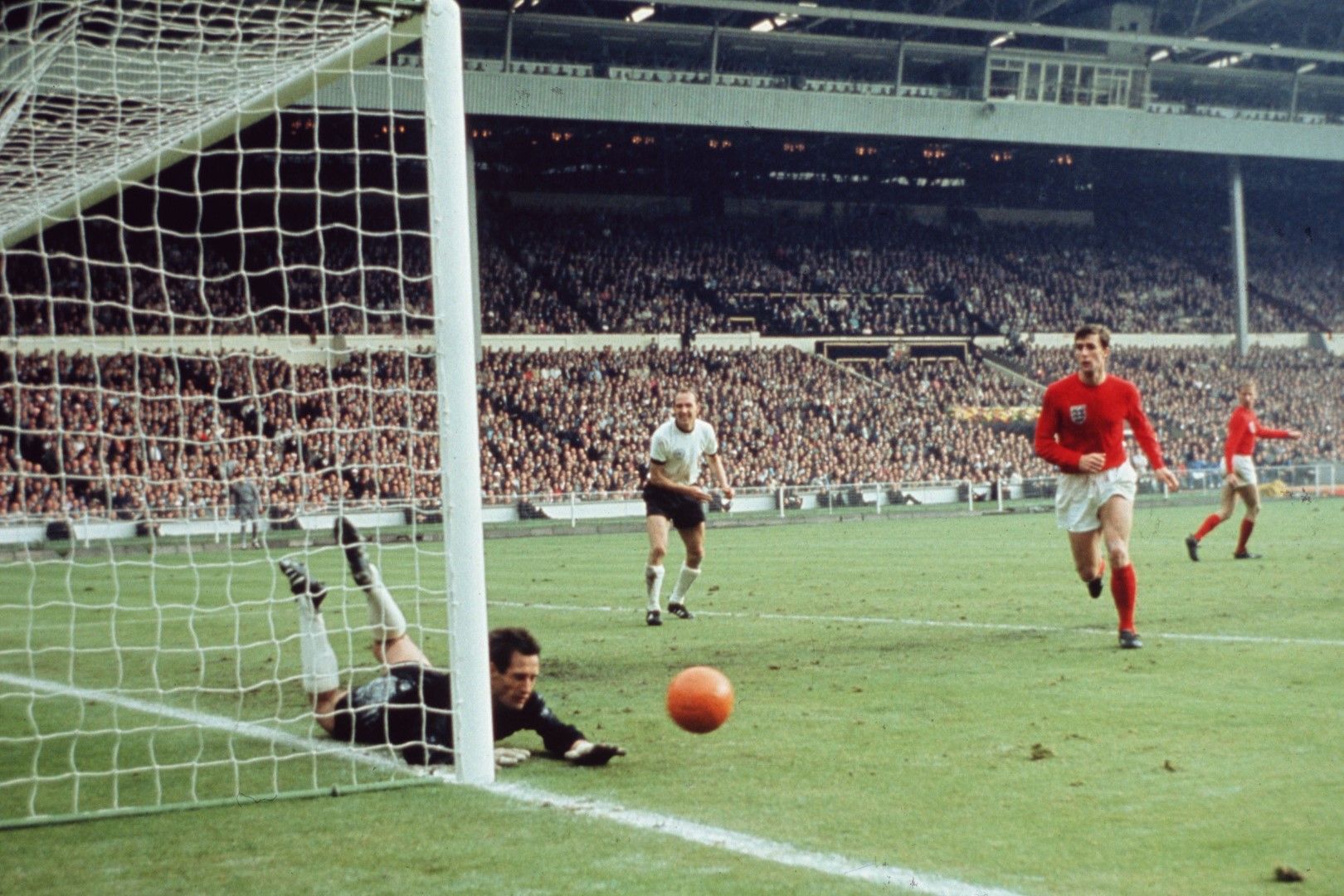 1966 г., "Уембли" в Лондон. Западна Германия и Англия правят един от великите финали, а домакините печелят с 4:2 след продължения.
