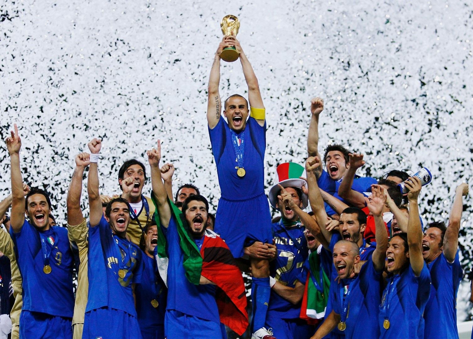 2006 г., Берлин. Фабио Канаваро вдига над главата си купата, Италия е шампион след дузпи на финала срещу Франция!