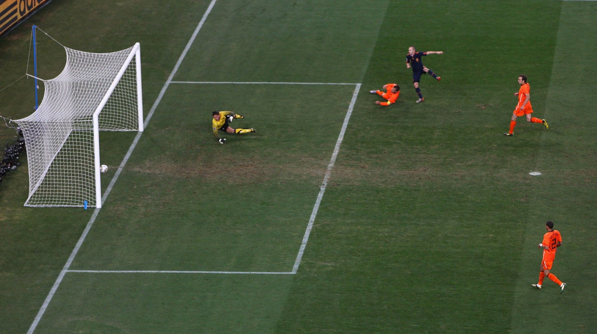 2010 г., Йоханесбург. Магически момент: Андрес Иниеста изстрелва топката в холандската врата в 118-ата минута и Испания е шампион с 1:0.