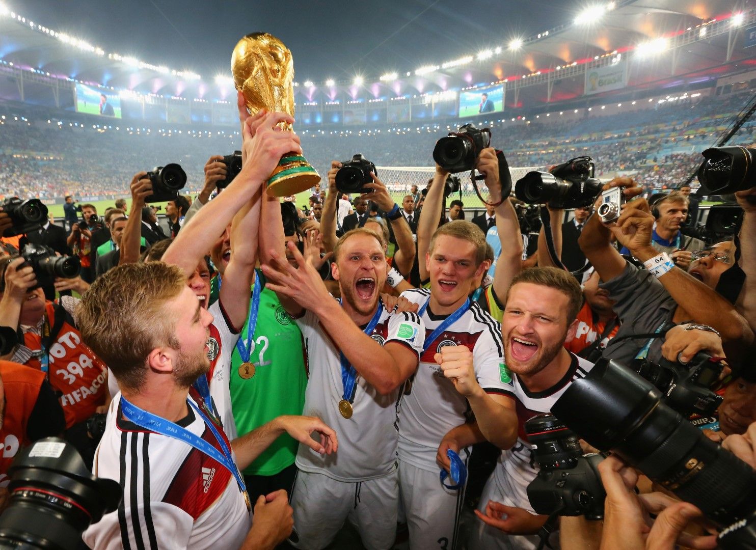 Германия е с трофея, който днес капитанът Филип Лам ще изнесе на "Лужники" в Москва, за да бъде предаден на следващия Световен шампион. Франция или Хърватия.