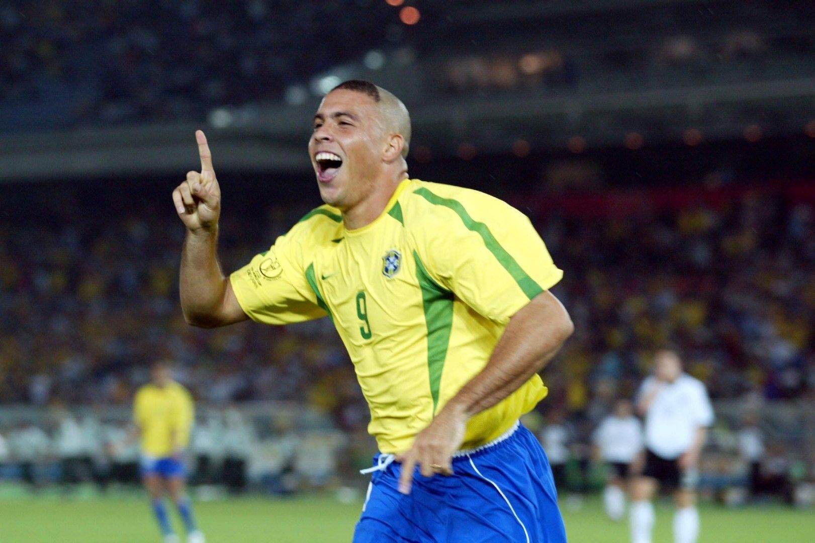 2002 г., Йокохама. Петата купа за Бразилия обаче идва от следващия опит. А този човек - Феномена Роналдо, я носи с два гола за 2:0 на финала срещу Германия.
