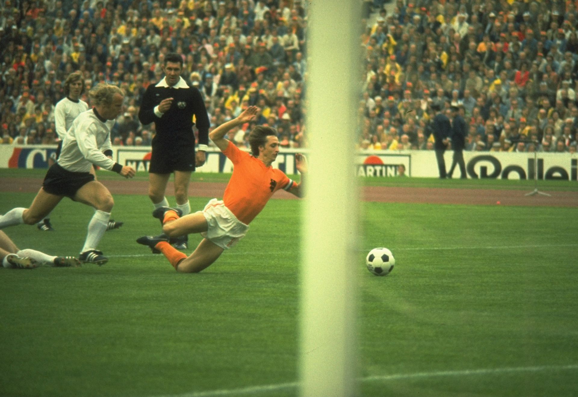 1974 г., Мюнхен. Йохан Кройф е съборен в първата минута - дузпа за Холандия на финала срещу домакина ФРГ. От 11 метра Неескенс не греши, но после германците обръщат до 2:1.