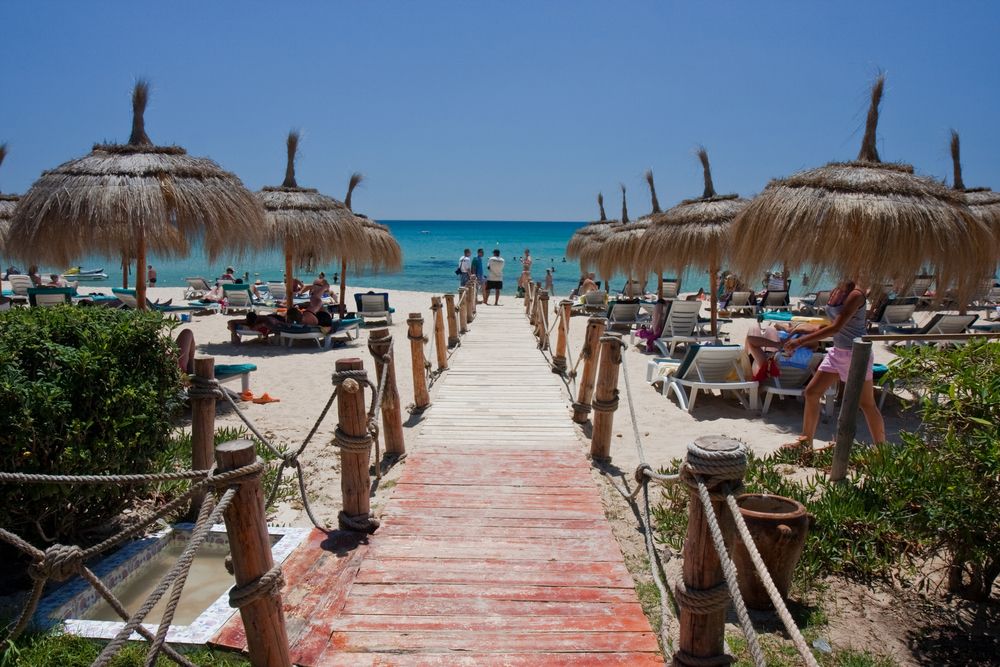 Туристите се завръщат по плажовете в Тунис