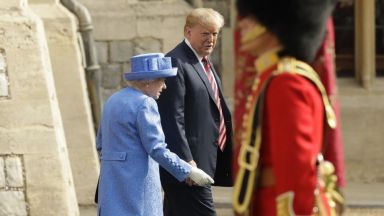 Тръмп наруши три пъти протокола на срещата с кралицата (снимки+видео)