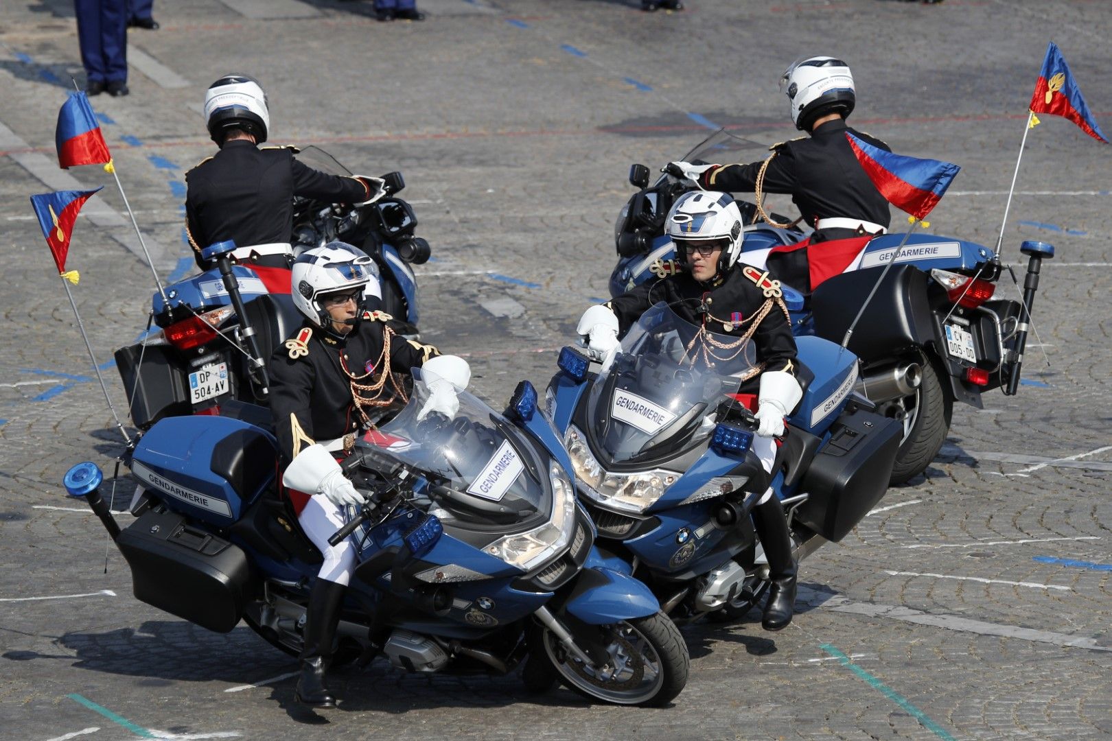 Двама мотоциклетисти от жандармерията се сблъскаха по време на парада