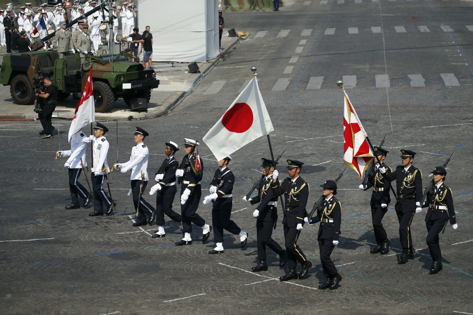 Знамената на Сингапур и Япония откриха парада редом с френското знаме