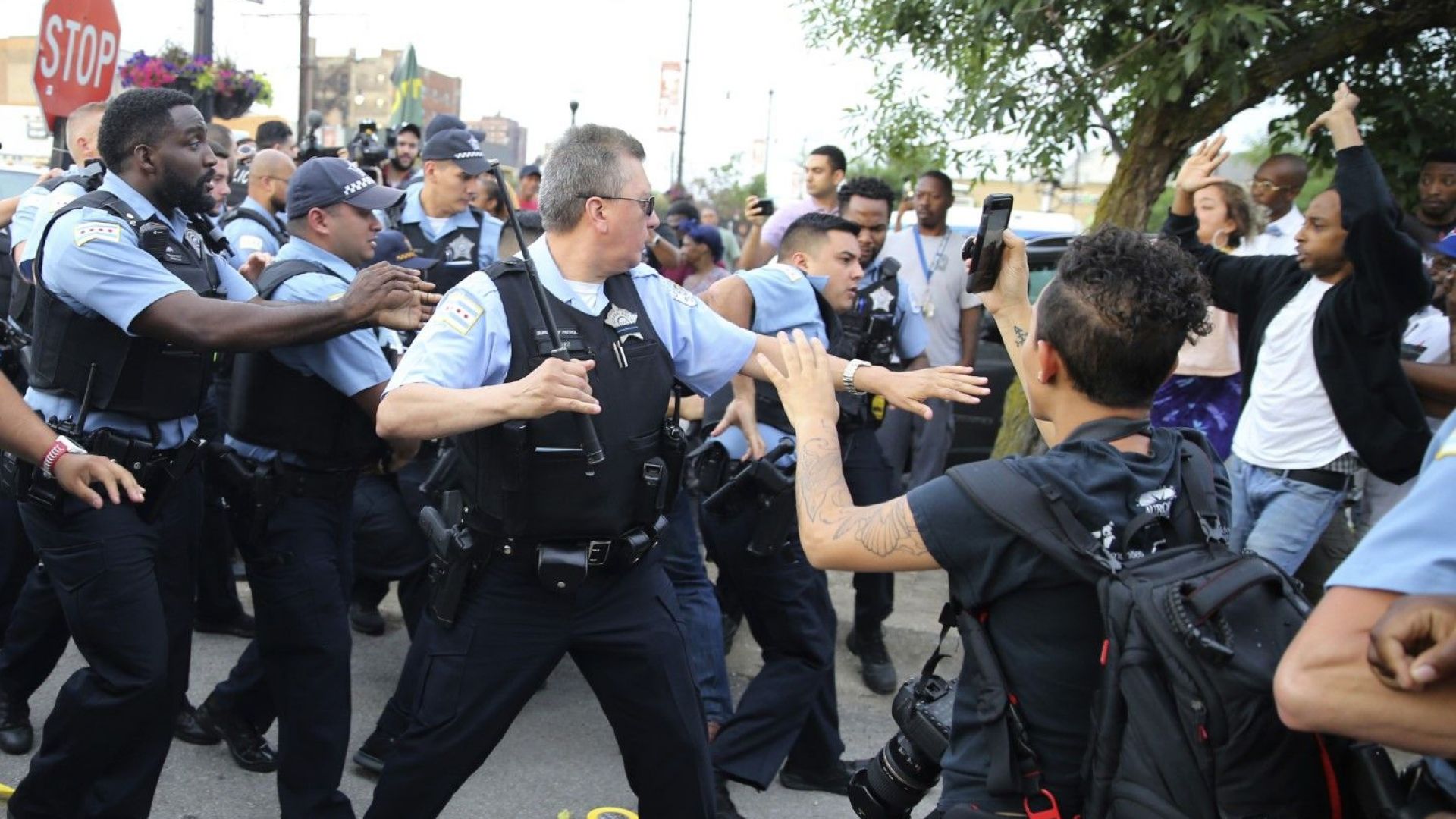 Полицай простреля смъртоносно мъж в Чикаго и предизвика гняв, агресия, сблъсъци