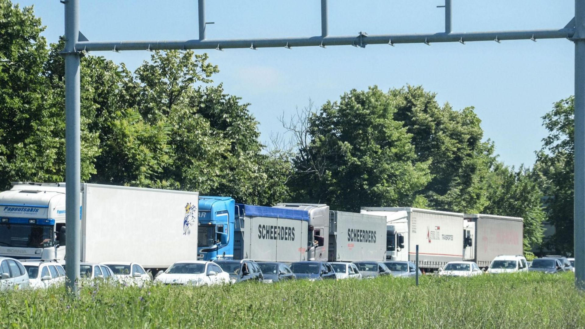 Край на опашките от камиони в района на Дунав мост 