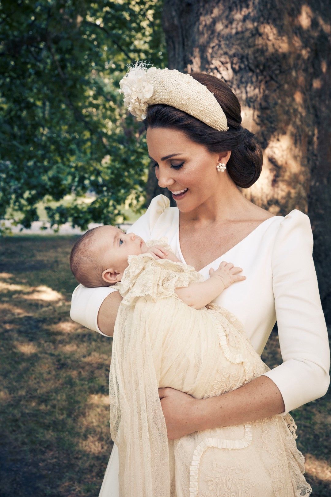 Кейт Мидълтън с принц Луи на кръщенето му