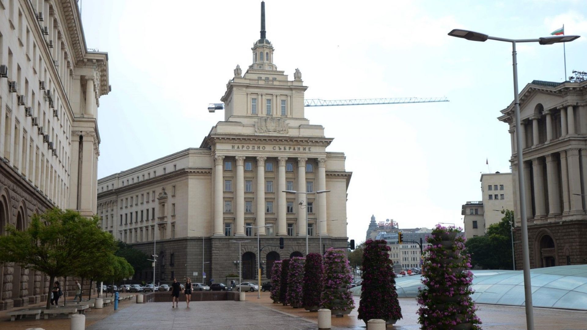 Виж още Местят депутатите в нова пленарна зала за над