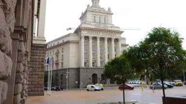 Трима бивши депутати известни като Групата за натиск заведоха дело