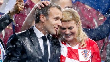 Еманюел Макрон и хърватската президентка Колинда Китарович се разцелуваха на финала на Мондиала