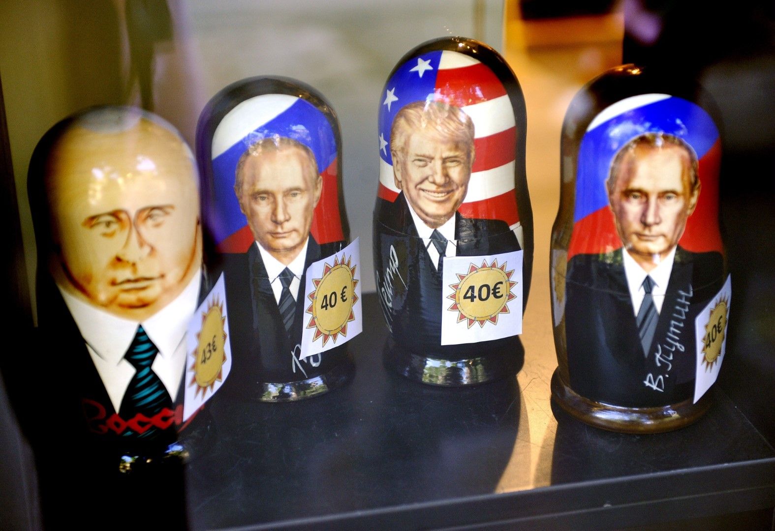 Матрьошки с лика на Путин и Тръмп