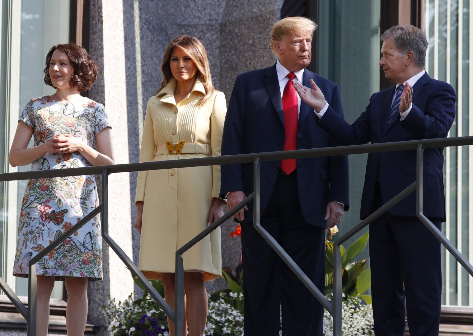 Президентите заедно със съпругите си се появиха за кратко на балкона на резиденцията в Хелзинки 