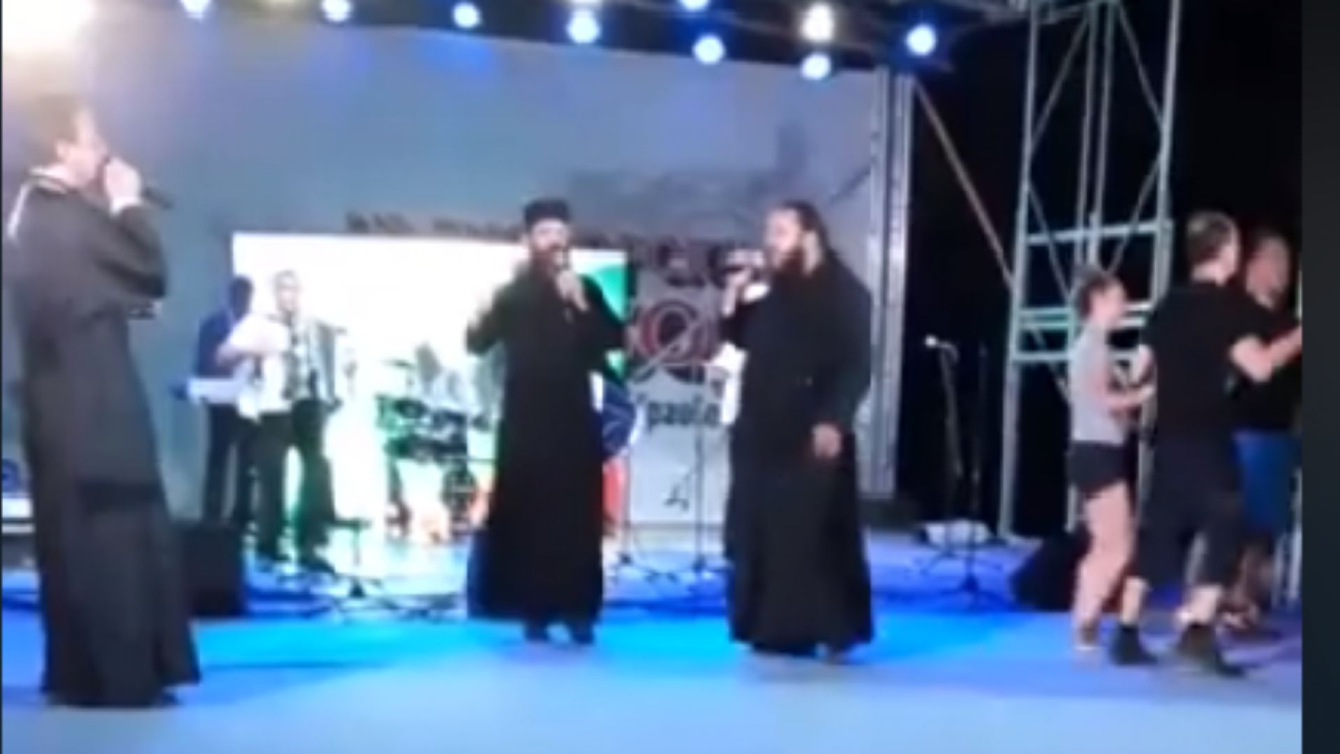 Редно ли е монаси да пеят и танцуват на сцената на събор? (видео) 