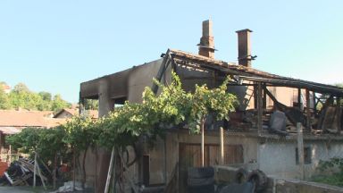 Къщата на бивш селски кмет изгоря, подозират палеж