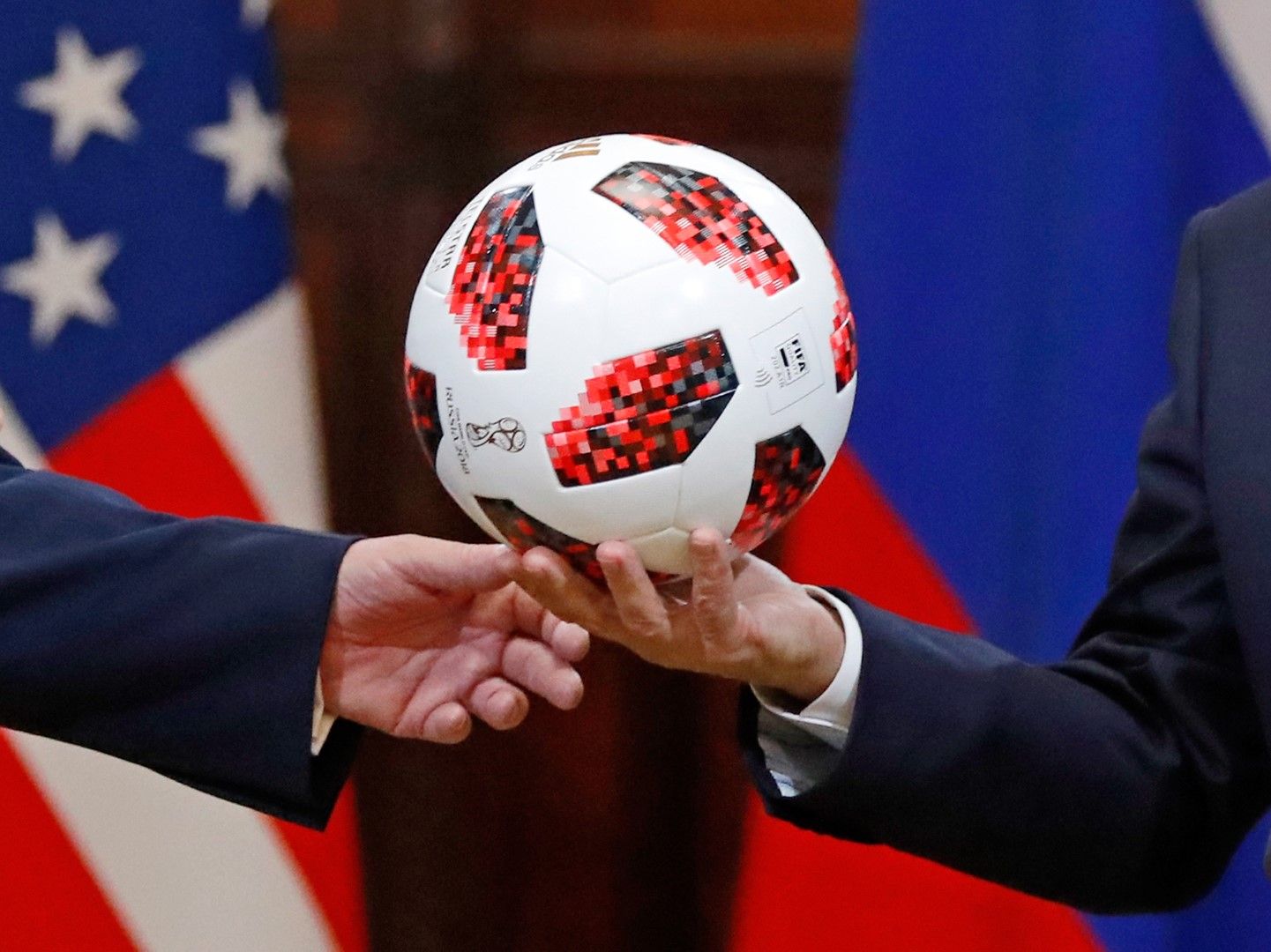 Путин подари на Тръмп футболна топка 