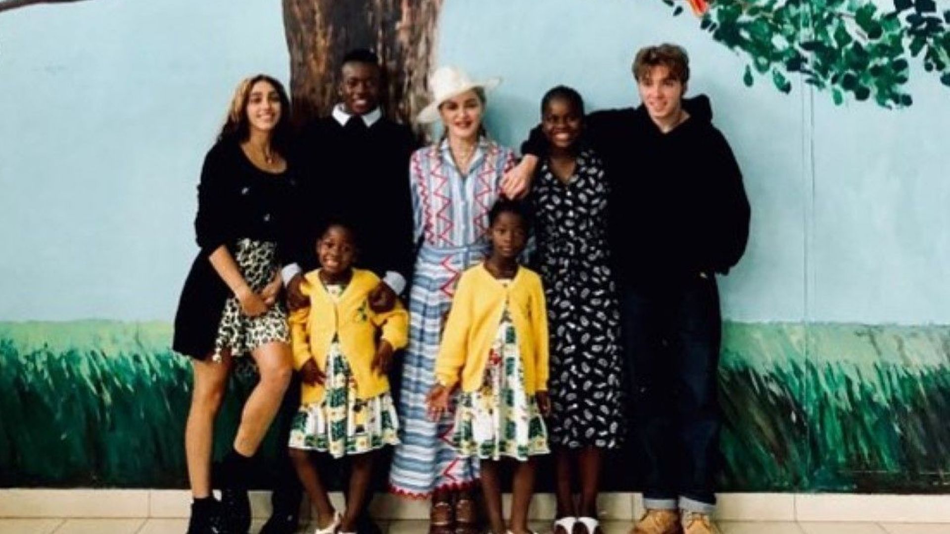 Мадона със семеен портрет от Малави с 6-те си деца (снимка)