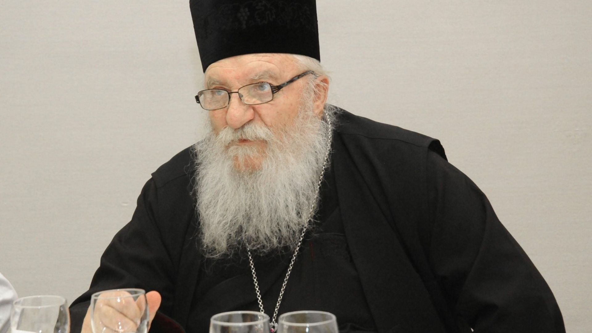 Виж още Бой в комуната на отец Иван намушкаха с