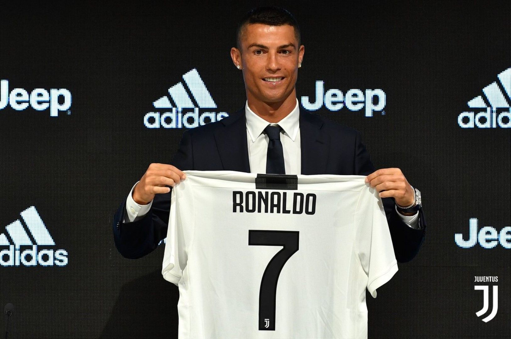 Нападател: Кристиано Роналдо (112 млн. евро). На 33 години той отново е името от заглавията на всяка медия по света. "Ювентус" го купи за сериозната сума и - няма съмнение - той си струва парите.