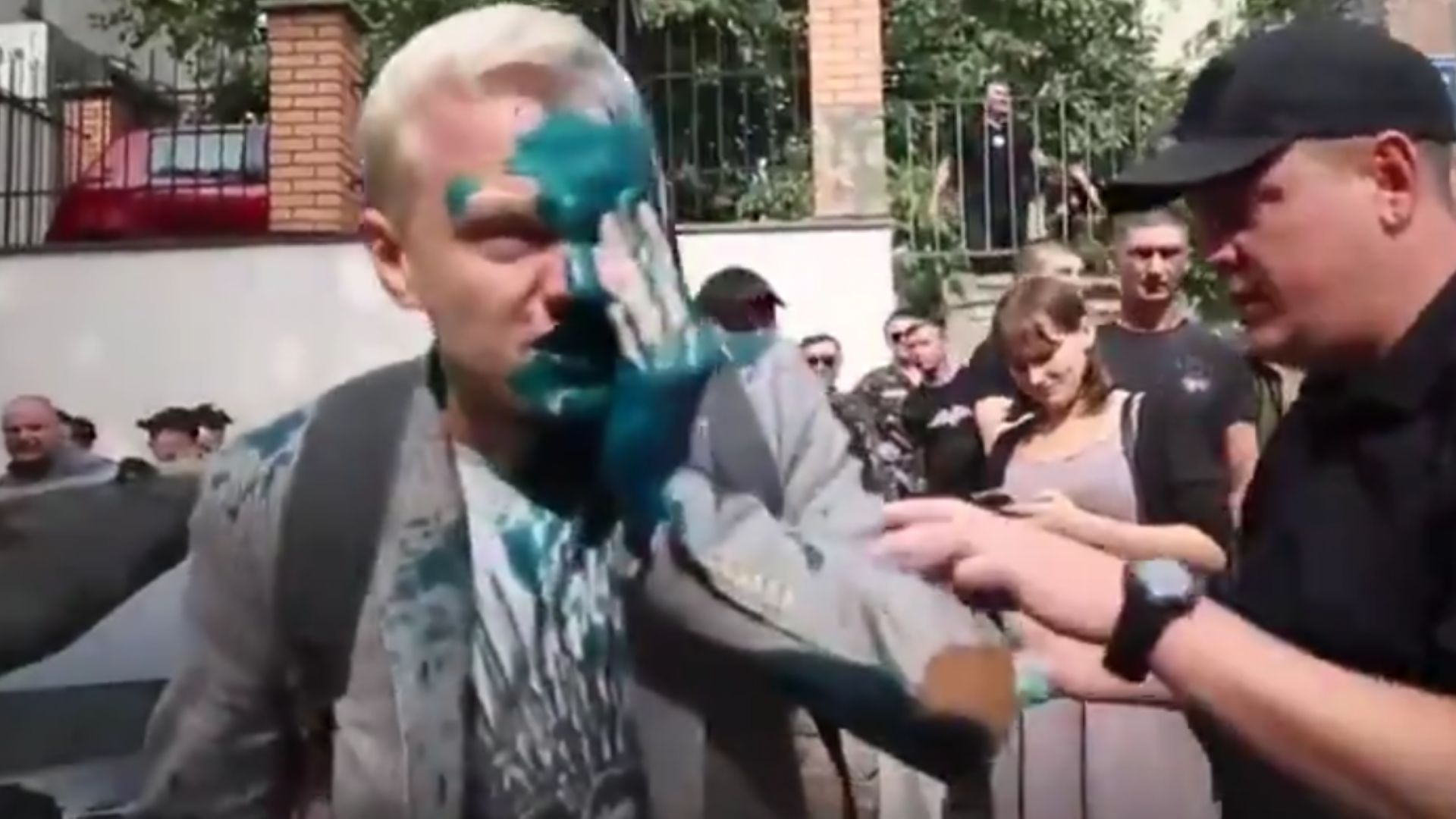 Заляха със зелена течност украински активист срещу корупцията (видео)