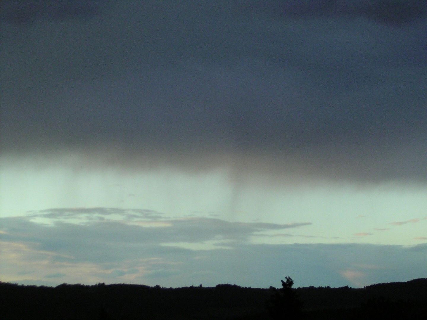 Слоесто-дъждовни облаци с вирга(недостигаща повърхността валежна завеса)