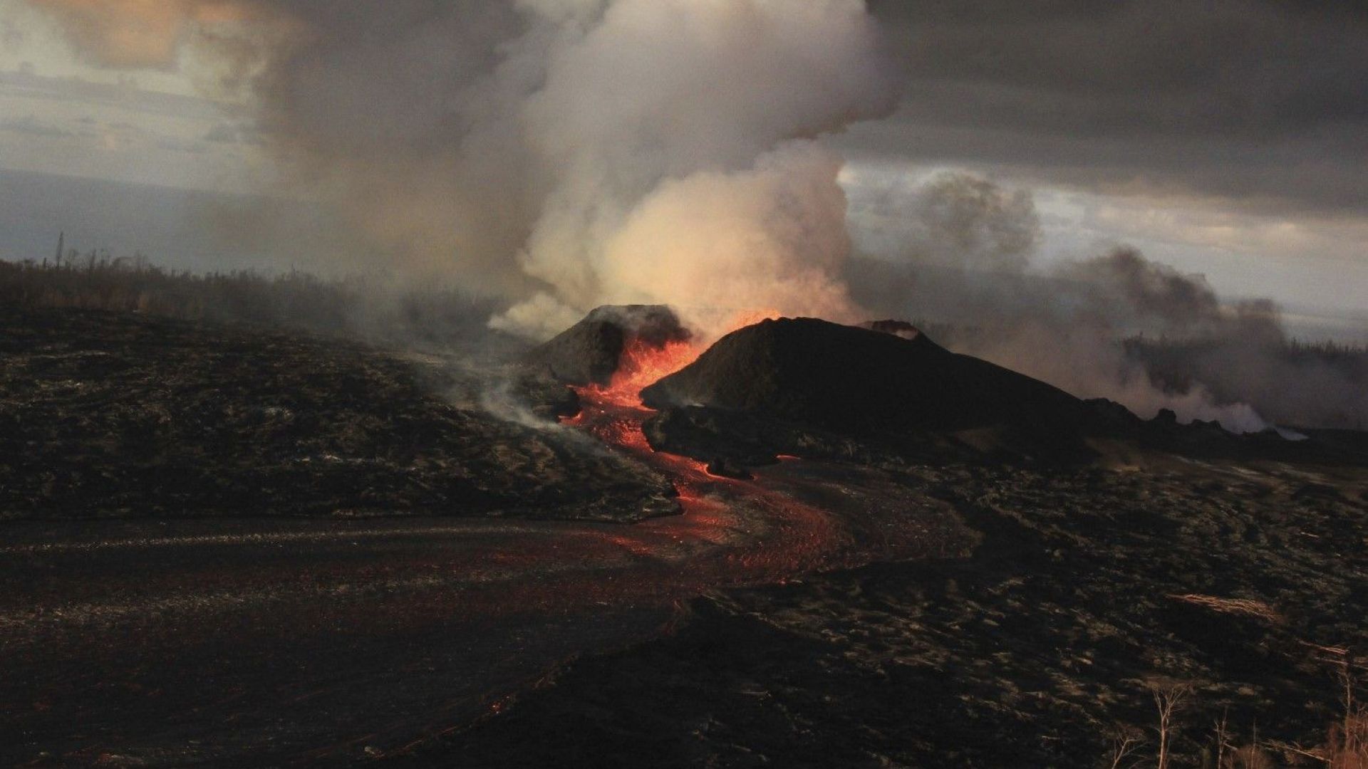 Вулканът Килауеа на Хаваите продължава да изригва (снимки)