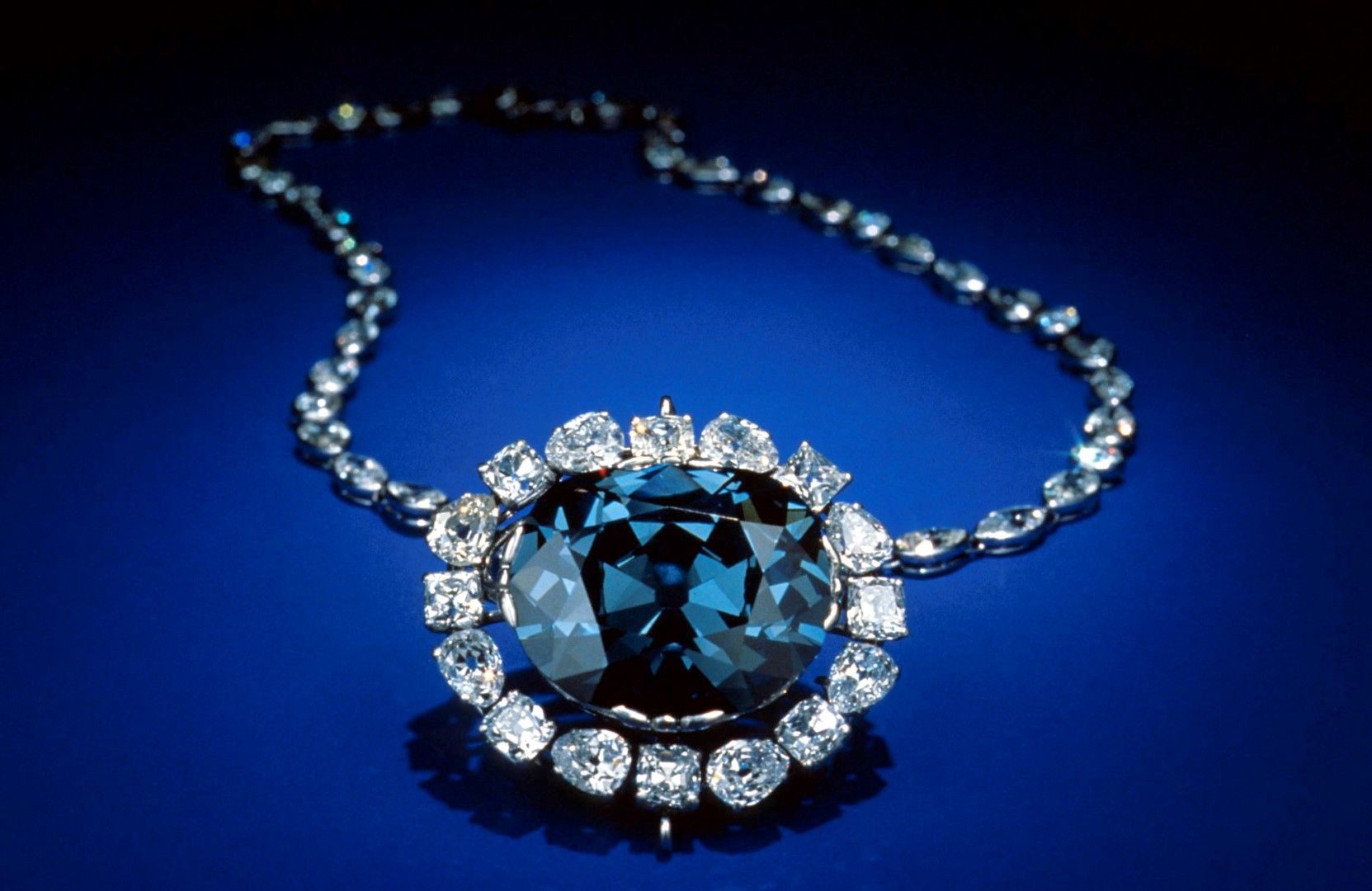 От 1958 г. диамантът "Хоуп" е в музея "Смитсониън"