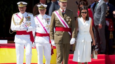 Кралица Летисия като в парадна униформа на военно събитие