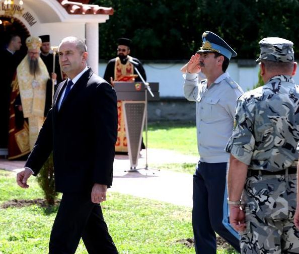 Президентът присъства на освещаването на нов параклис в авиобаза "Граф Игнатиево"