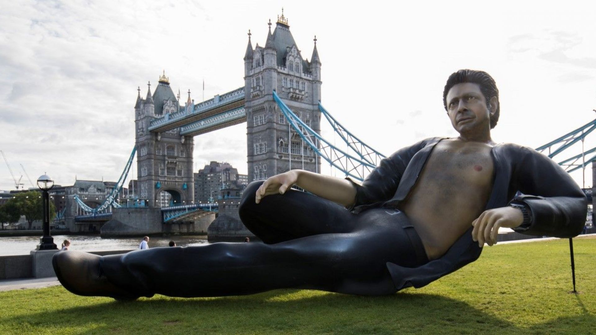 Гигантска статуя на Джеф Голдблум се появи в Лондон