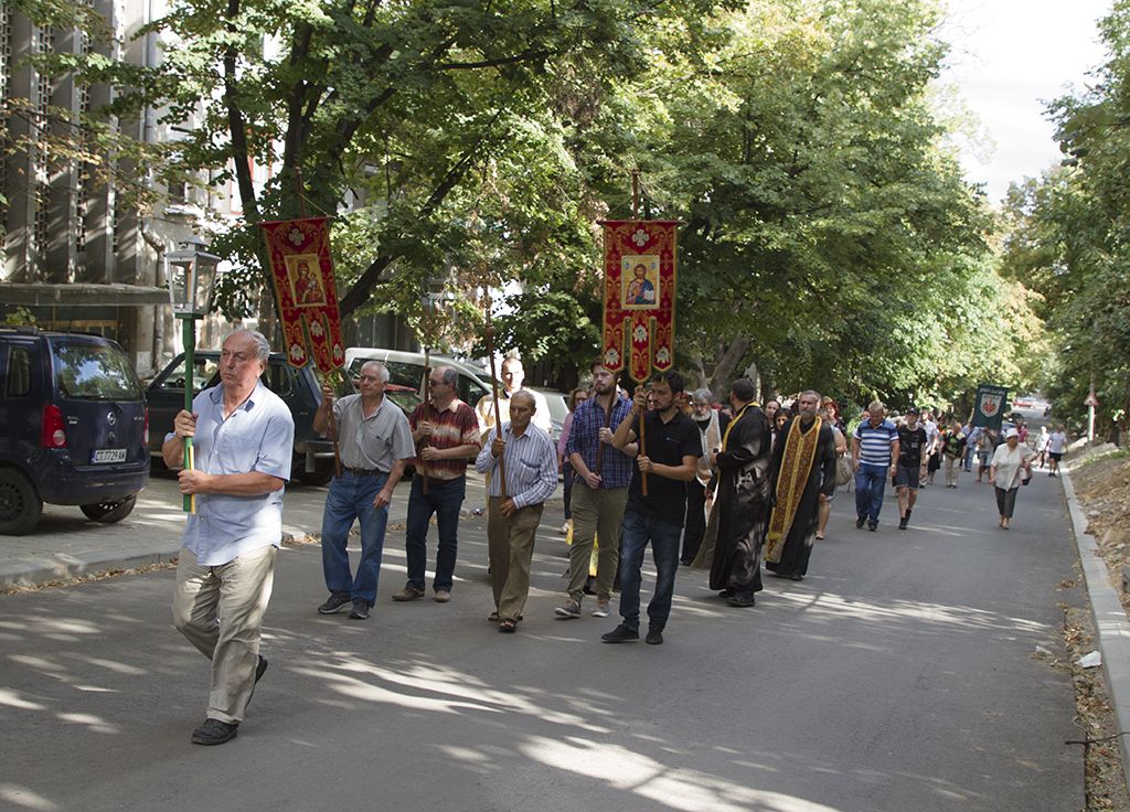 Стотици граждани участваха в шествието в памет на жертвите на Старозагорското клане
