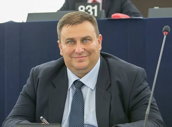 Докладчик от страна на ЕНП бе българският евродепутат от ГЕРБ Емил Радев