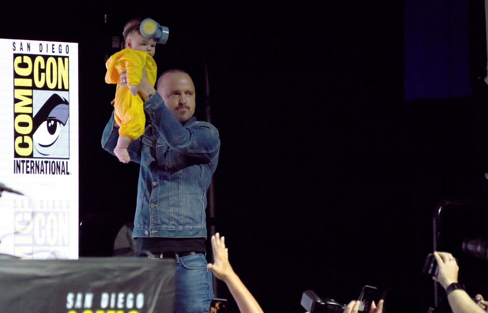 Арън Пол държи екранната си дъщеря на Comic-Con