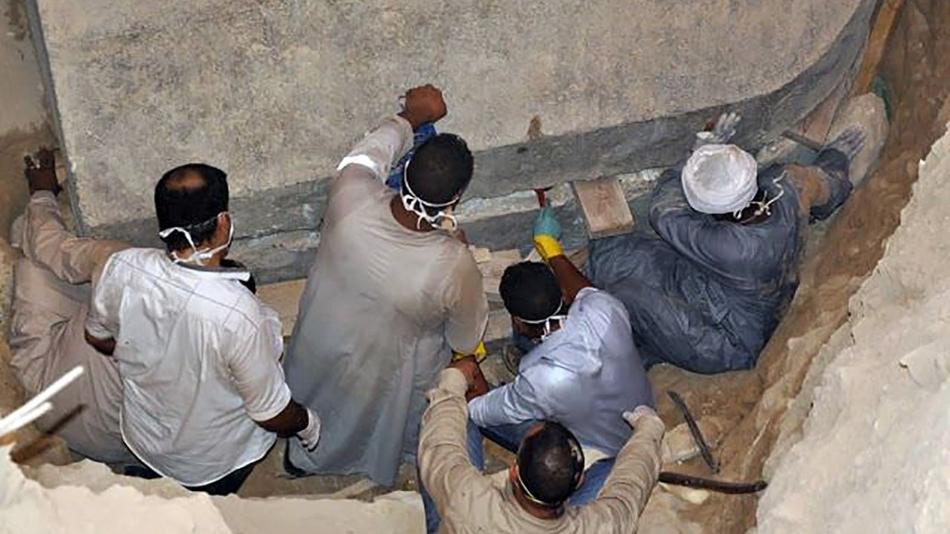 Работници подготвят изваждането на саркофага