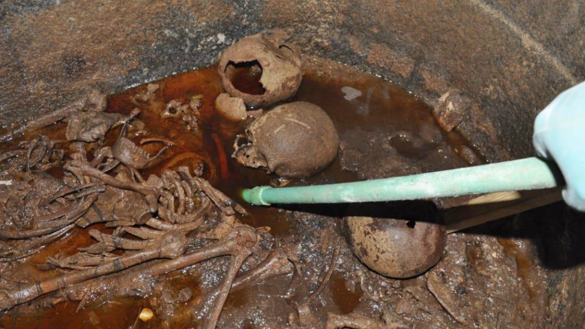 Три скелета откриха вътре археолозите