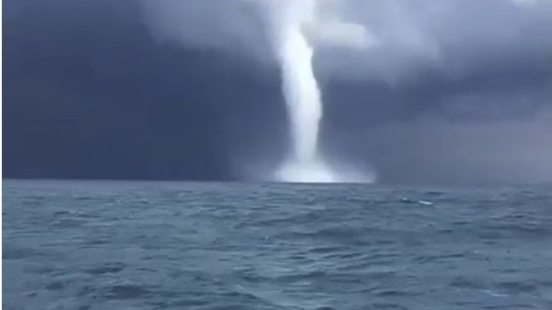 Водно торнадо се появи в Черно море (Видео)