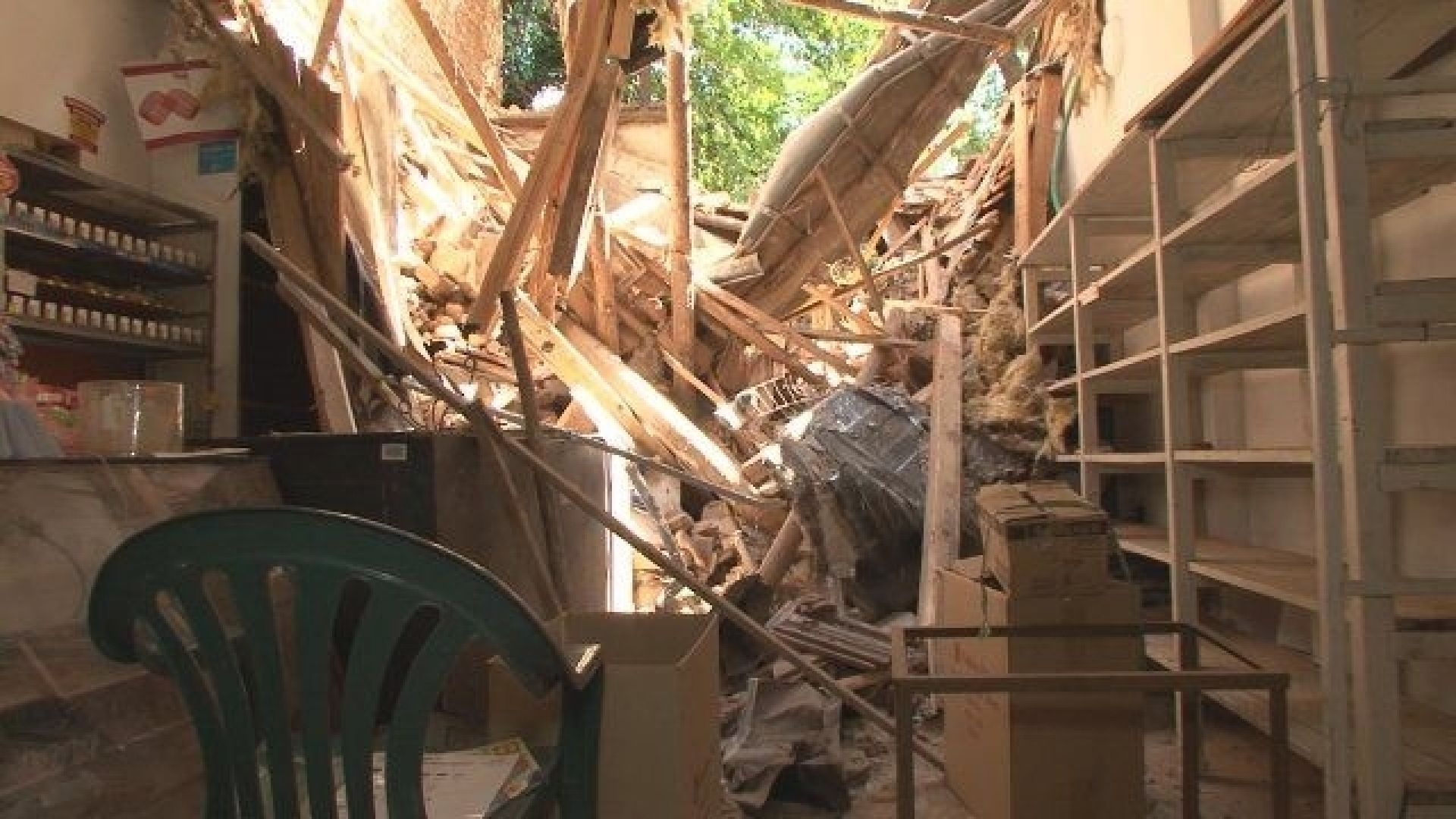 Къща се срути върху магазин, трима оцеляха по чудо