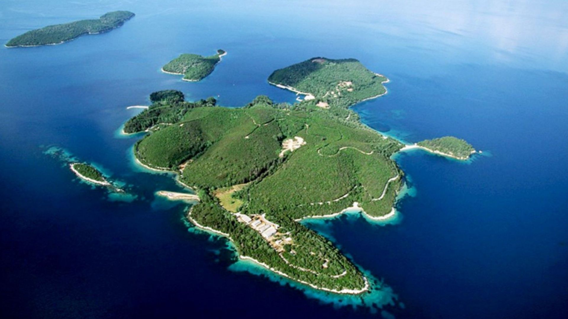 G island. Греческий остров Скорпиос. Остров Скорпиос Греция фото. Необитаемые острова в Средиземном море. Архипелаговое море.
