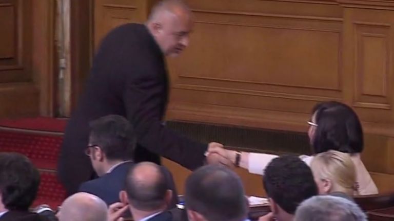 Опозиция и власт си стиснаха ръцете за мигрантите, Борисов и Нинова - също